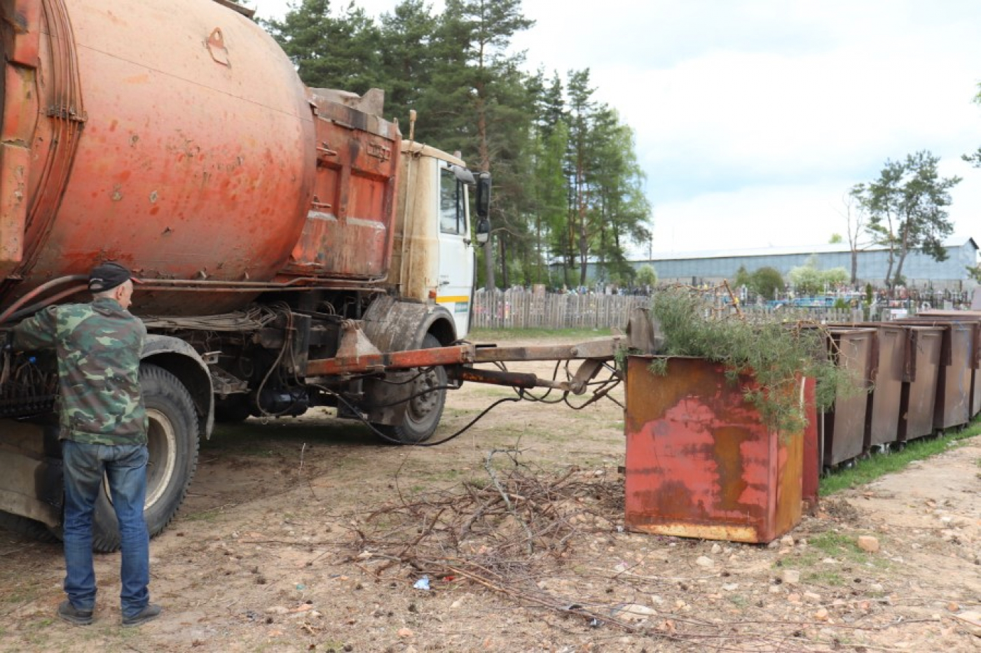 Вновь у городского кладбища образуется свалка