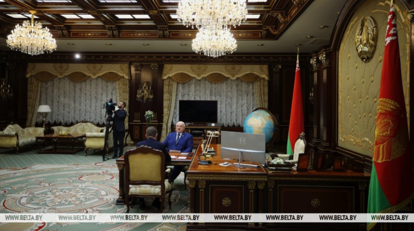 Лукашенко требует взять на "жестокий контроль" деятельность вице-премьера по АПК