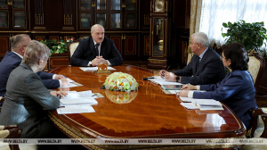 &quot;Кризис - это тяжело, но это шанс&quot;. Лукашенко видит новые возможности для легкой промышленности