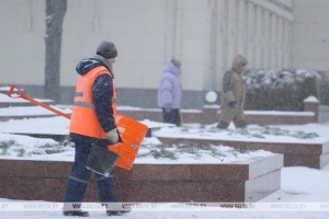 Более 4 тыс. работников ЖКХ убирают снег на улицах Беларуси