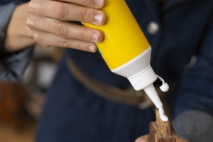 Чем лечить ожог от суперклея на коже? Отвечает врач