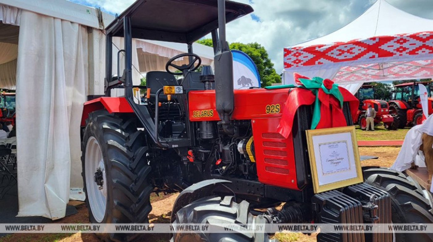 Лукашенко подарил Президенту Зимбабве трактор, а тот ему - льва