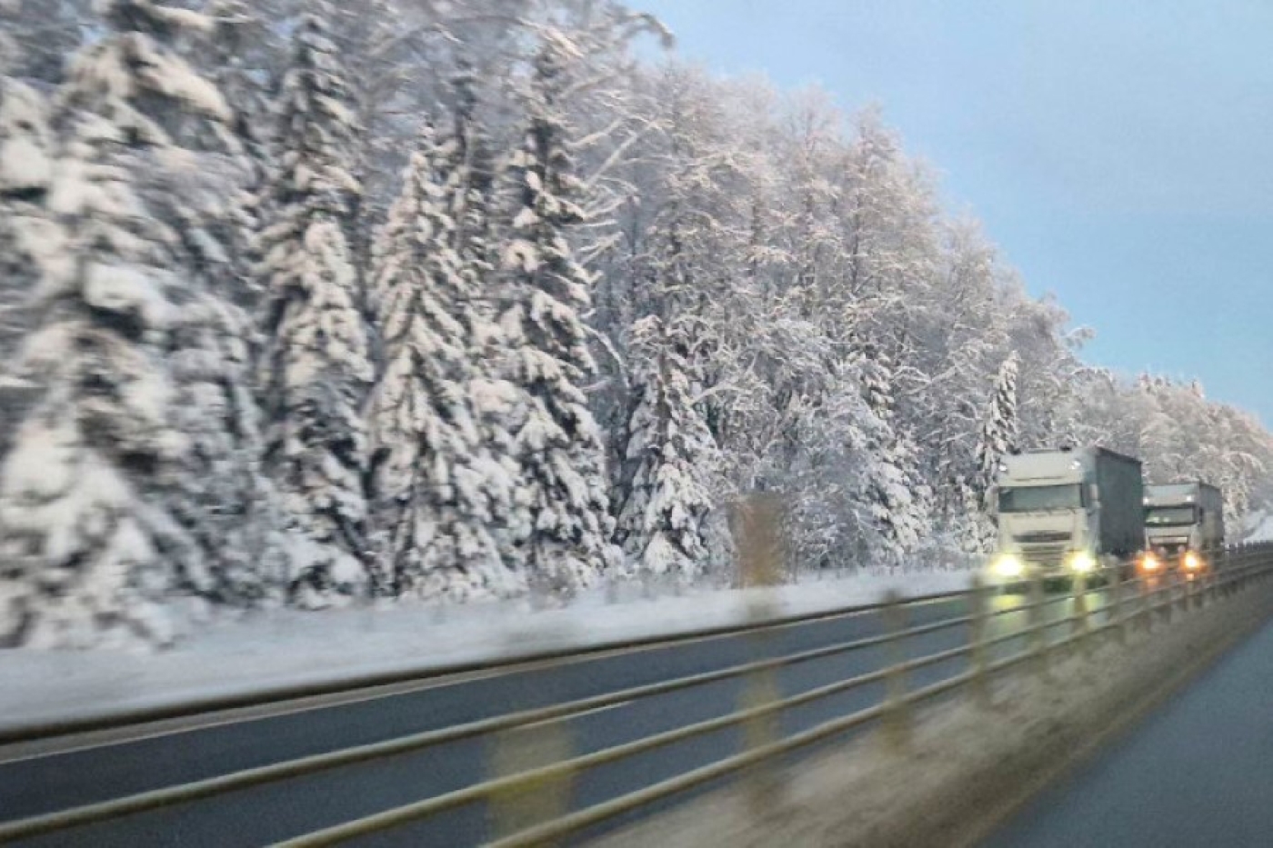 Спасатели предупреждают о рисках гололедицы на дорогах страны