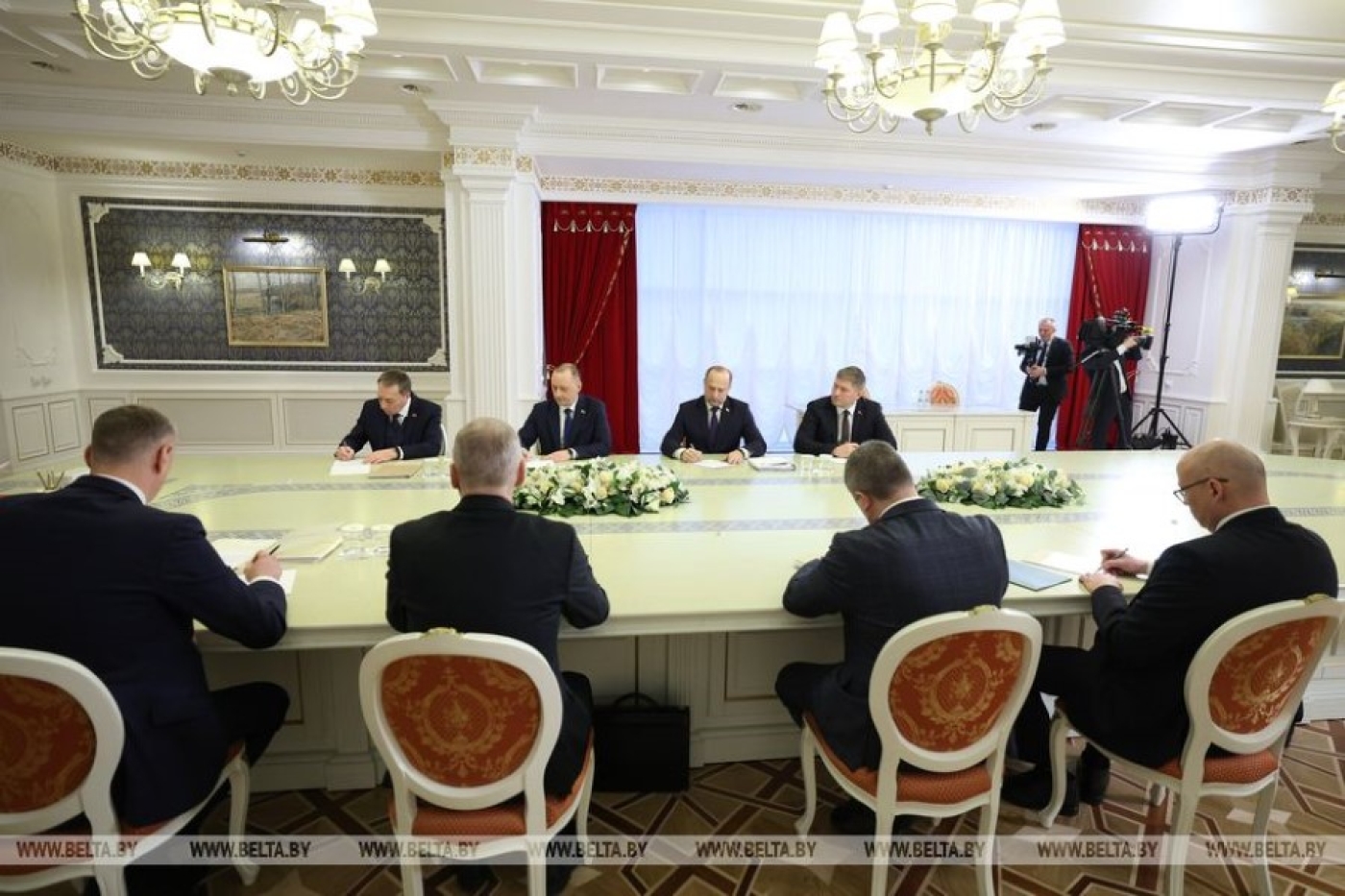 Лукашенко поручил правительству заняться инвестициями и решить проблему оттока людей из регионов