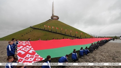 «Грандиозно и торжествено!». На Кургане Славы пронесли 100-метровое полотнище государственного флага