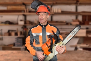 В его руках оживают поленья