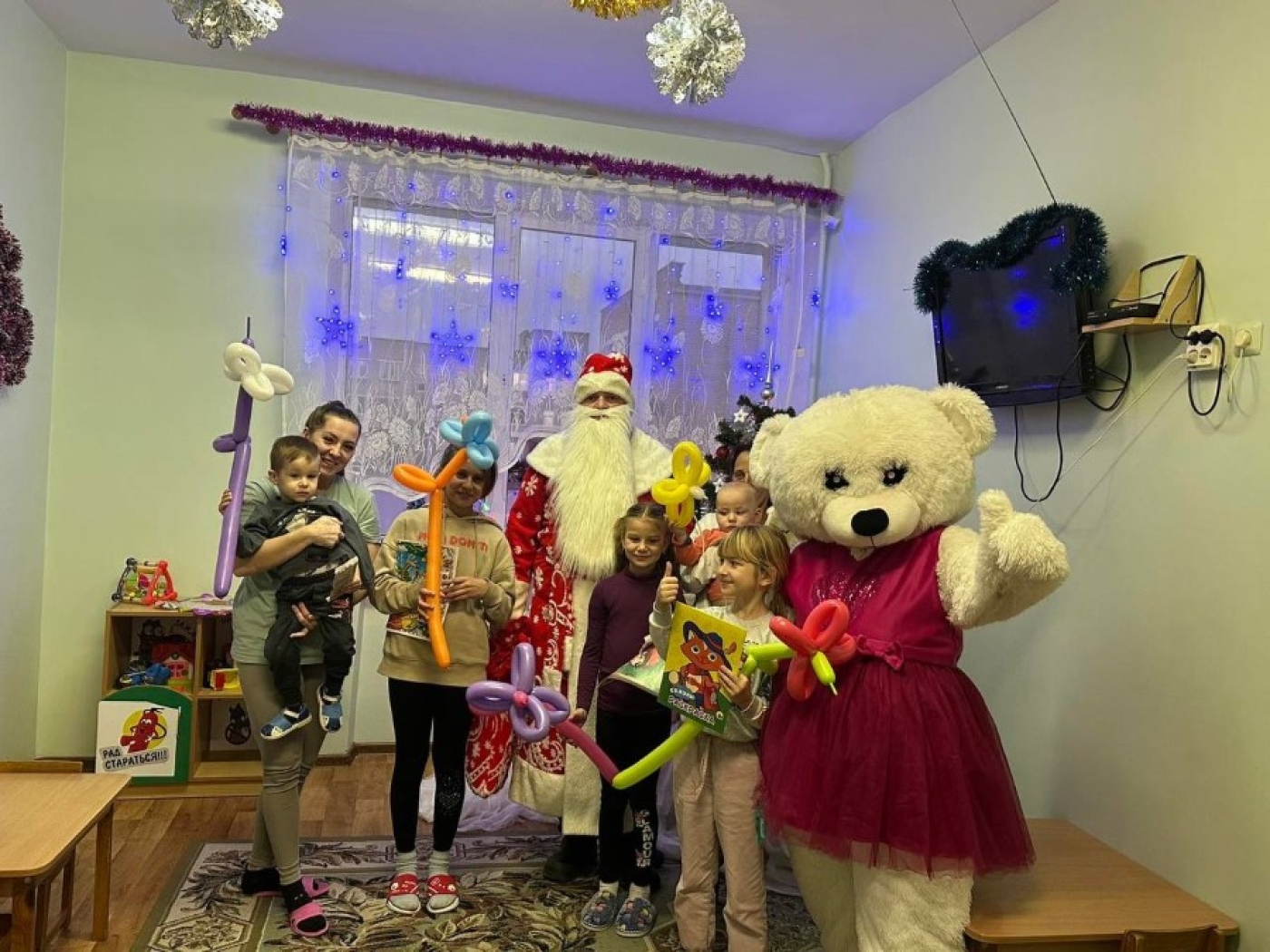 Сказка на Новый год: в гости к маленьким пациентам пришел Дед Мороз