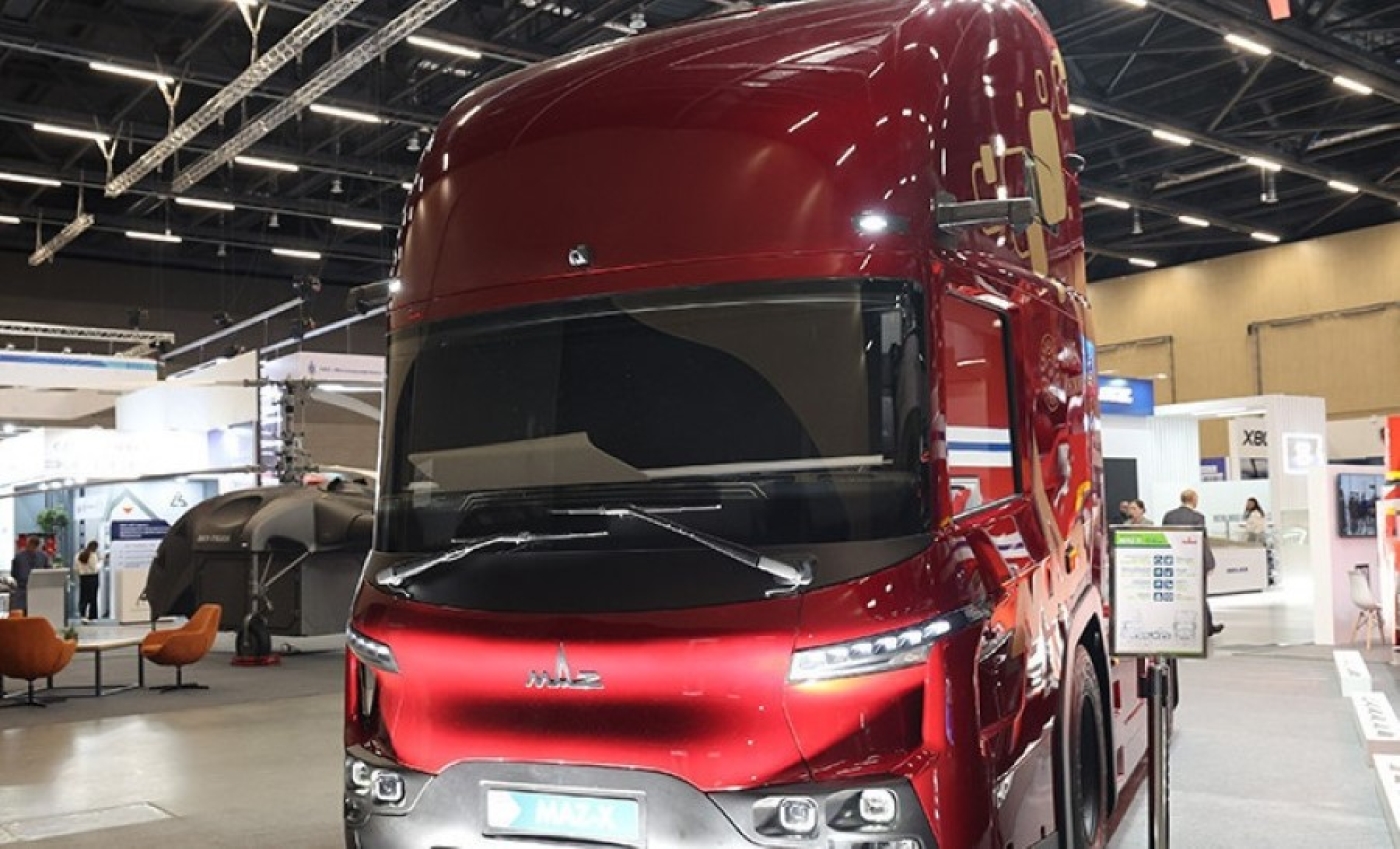 МАЗ на "ИННОПРОМ. Беларусь" презентовал перспективный гибридный тягач, туравтобус и электромусоровоз