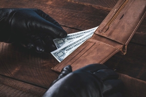 На двух минчан завели уголовные дела за присвоение найденных кошельков