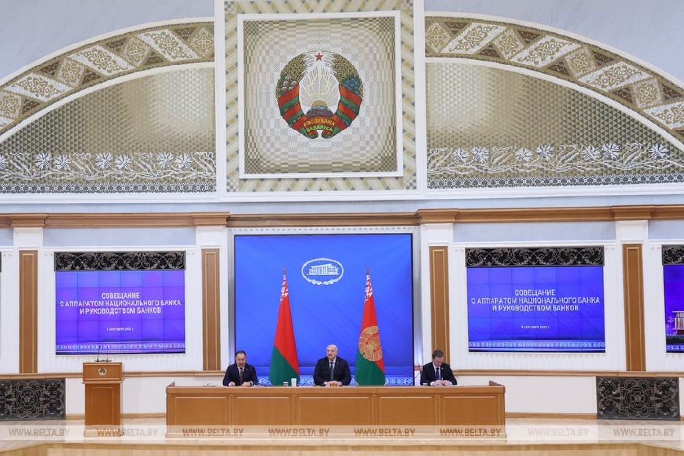 "То старые доллары не принимают, то навязывают услуги". Лукашенко указал банкирам на недоработки