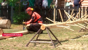 Традиция, зарождённая Президентом! Соревнования по колке дров прошли на фестивале в Гродно