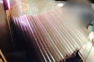 В Минске иностранец выбил двери в пункте выдачи заказов. Чем он это объяснил?