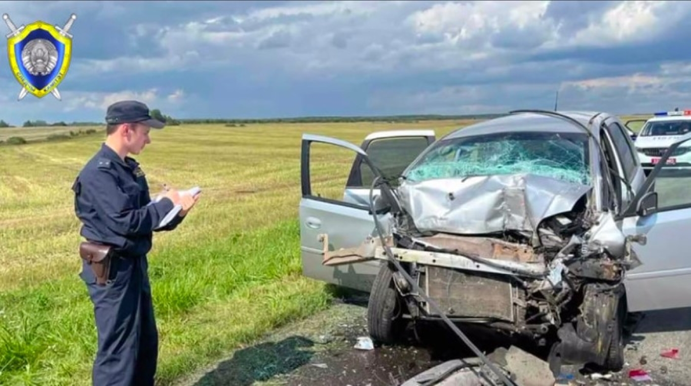 Легковушка врезалась в грузовик на M1 в Крупском районе: среди пострадавших есть дети