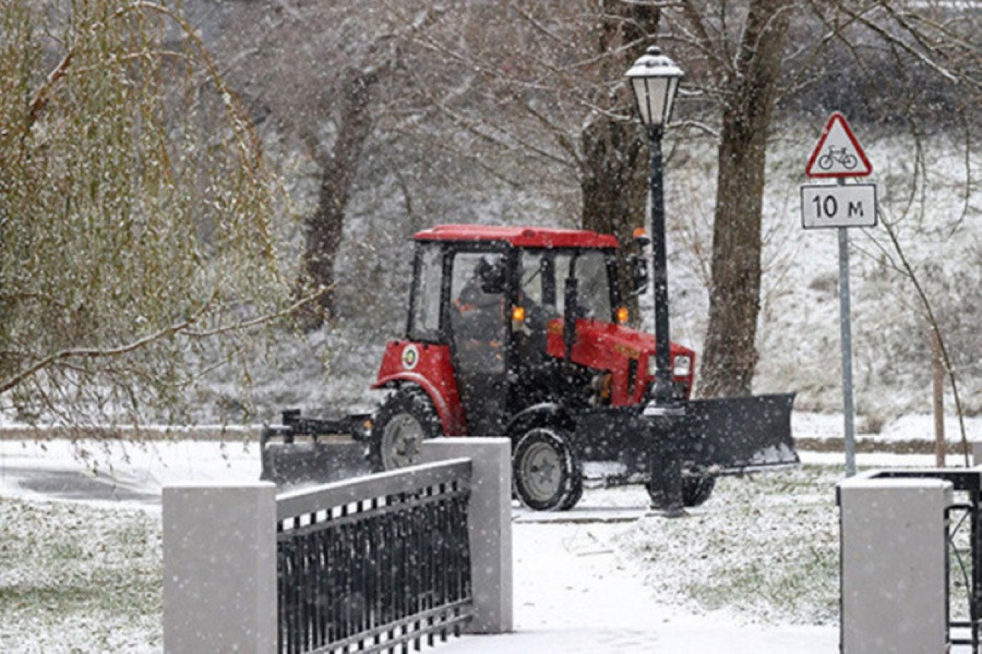 С гололедицей и снегом в Беларуси борются почти 3,4 тыс. работников ЖКХ