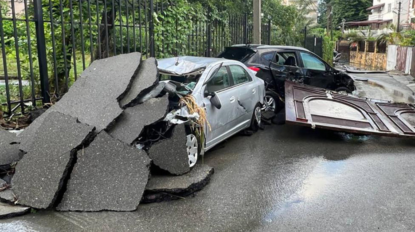 Разрушения во всех районах города: в Сочи после ливней объявили режим ЧС