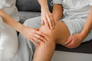 Флеболог рассказал, как избавиться от сосудистой сетки на ногах