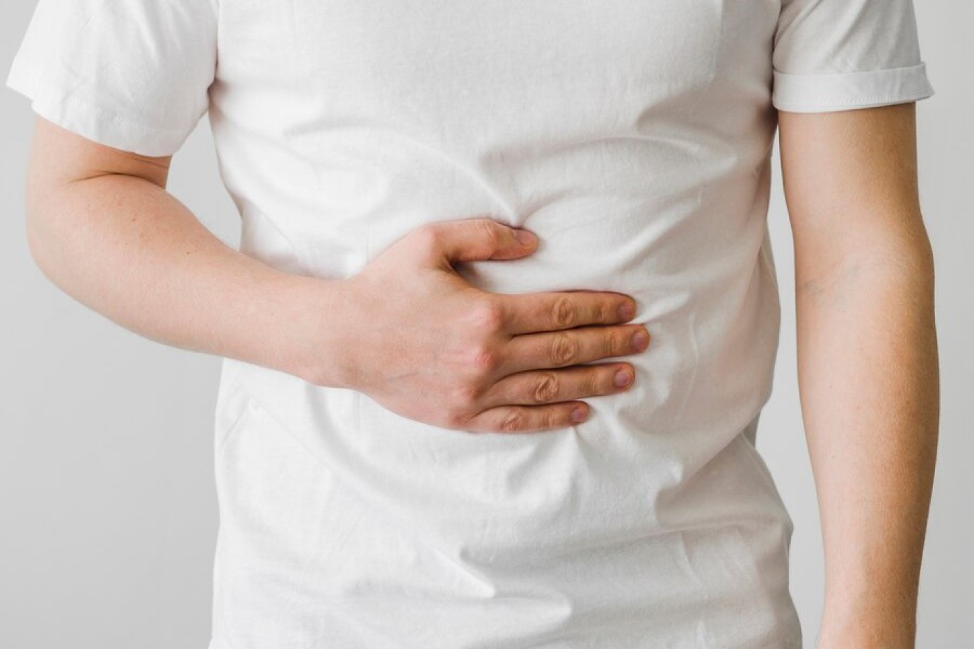 Почему вечером болит и бурлит в животе? Врач назвал несколько возможных причин