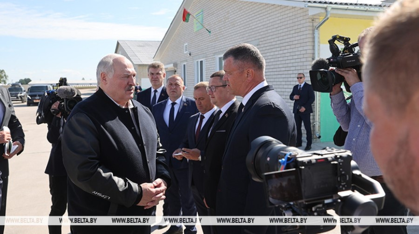 Лукашенко совершает рабочую поездку в Дзержинский район