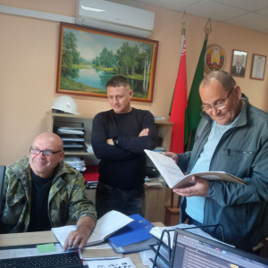 Николай Колос и Оксана Попова проводят проверку в Березинском лесхозе