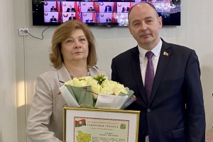 Алексей Кушнаренко вручил Почетную грамоту Оксане Таранде