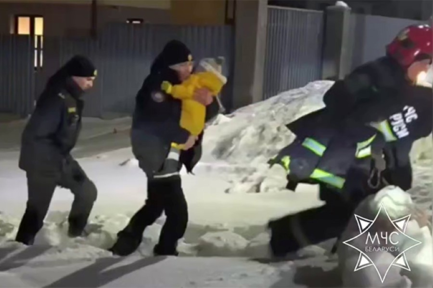 В Минском районе спасатели вывели из леса заблудившихся мать с малышом