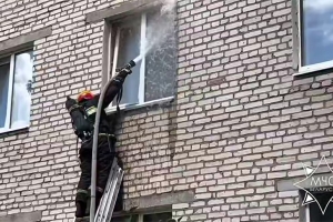 Работники МЧС спасли мужчину из горящей квартиры в Кричеве