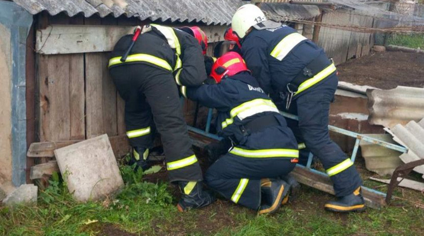 При уборке в хозпостройке на жителя Островецкого района обрушилась стена