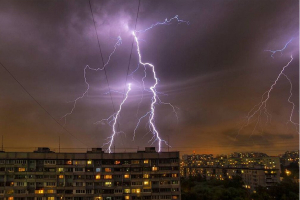 Спасатели о безопасности во время грозы