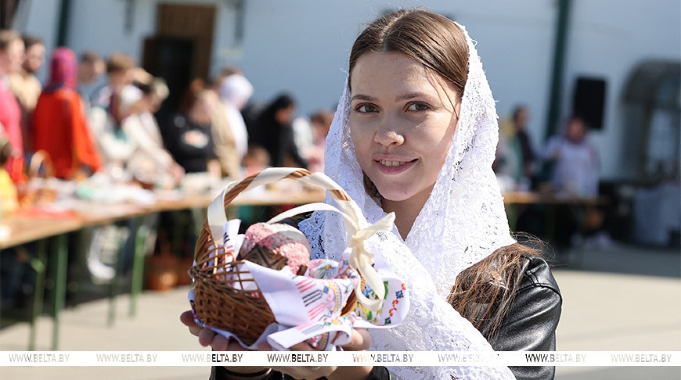 В преддверии Пасхи православные верующие освящают пищу в храмах Беларуси