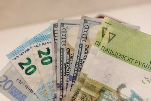 На торгах 13 марта российский рубль подешевел, доллар, евро и юань подорожали