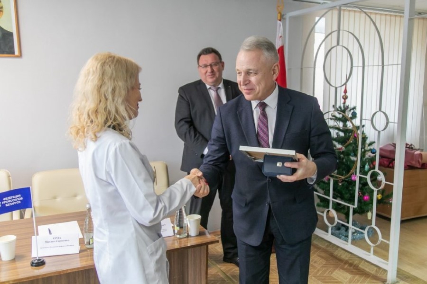 Председатель ФПБ Михаил Орда вручил профсоюзные награды лучшим работникам Атолинской больницы