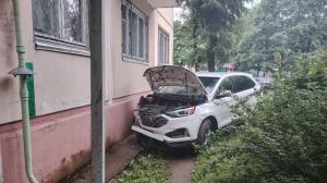 В Могилеве автомобиль врезался в пятиэтажку, водитель погиб