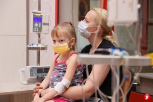 Кушнаренко и Митрополит Вениамин посетили пациентов РНПЦ детской онкологии с подарками