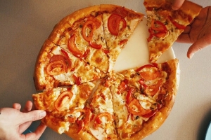 Устанавливали минимальную сумму заказа на доставку. Популярные пиццерии нарушали права потребителей