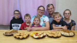 Красивый дом и большая семья