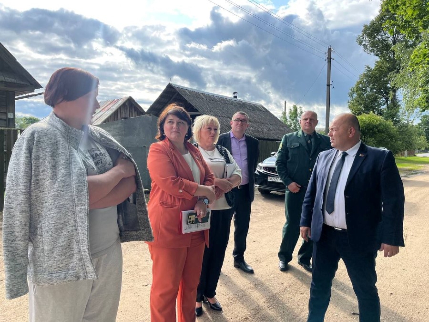 Жительница Погоста попросила благоустроить сквер — и глава района приехал лично