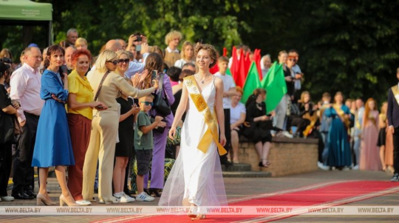 Как пройдут выпускные балы и последний звонок? Комментарий Министерства образования