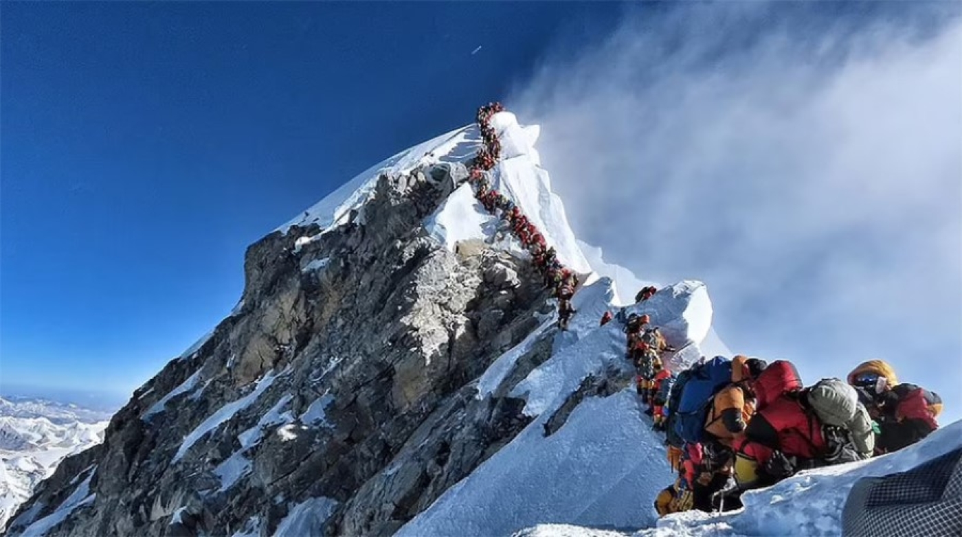 Застрявшие на Эвересте из-за метели 580 туристов спустились с горы