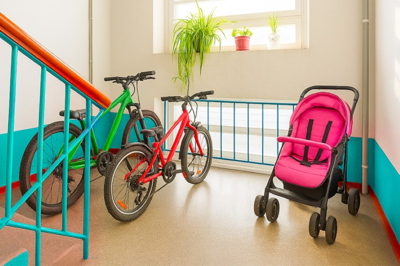 Как могут наказать белорусов, которые хранят коляски и велосипеды в подъездах