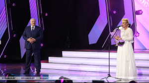 Лукашенко вручил Спиридович специальную награду "Через искусство - к миру и взаимопониманию"