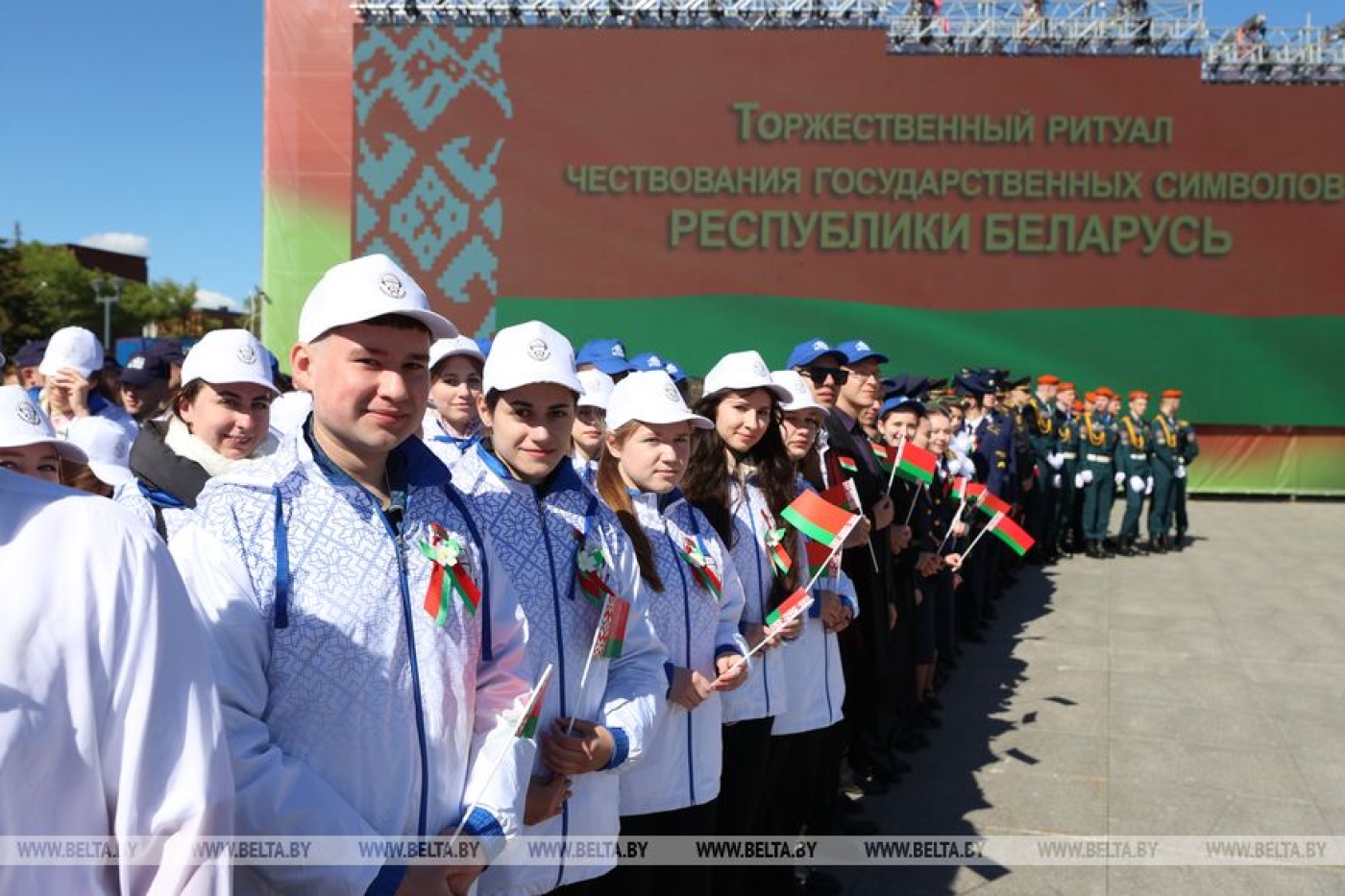 Представители молодежи принесли клятву верности госсимволам на площади Государственного флага в Минске