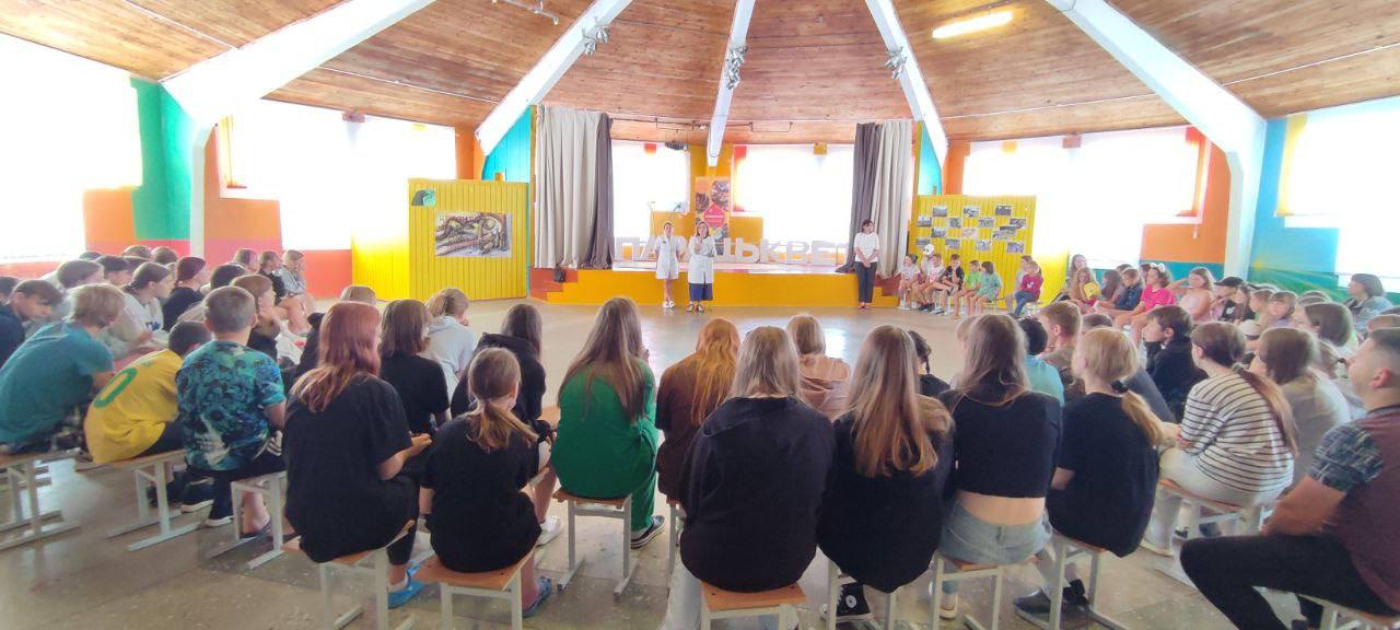 Медики провели выступление для подростков в лагере "Папараць-кветка"