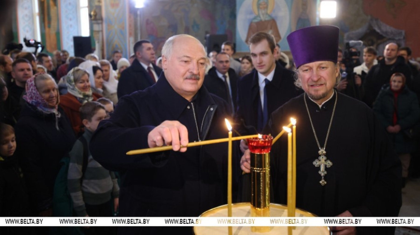 &quot;Эти праздники в наших сердцах&quot;. Лукашенко зажег свечу в храме Логойска и поздравил всех с Рождеством