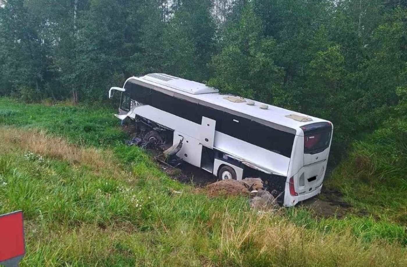 Пассажирский автобус Вильнюс-Могилев съехал в кювет в Березинском районе