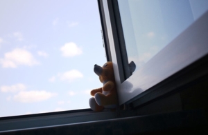 Двухлетняя девочка в Могилеве выпала из окна третьего этажа