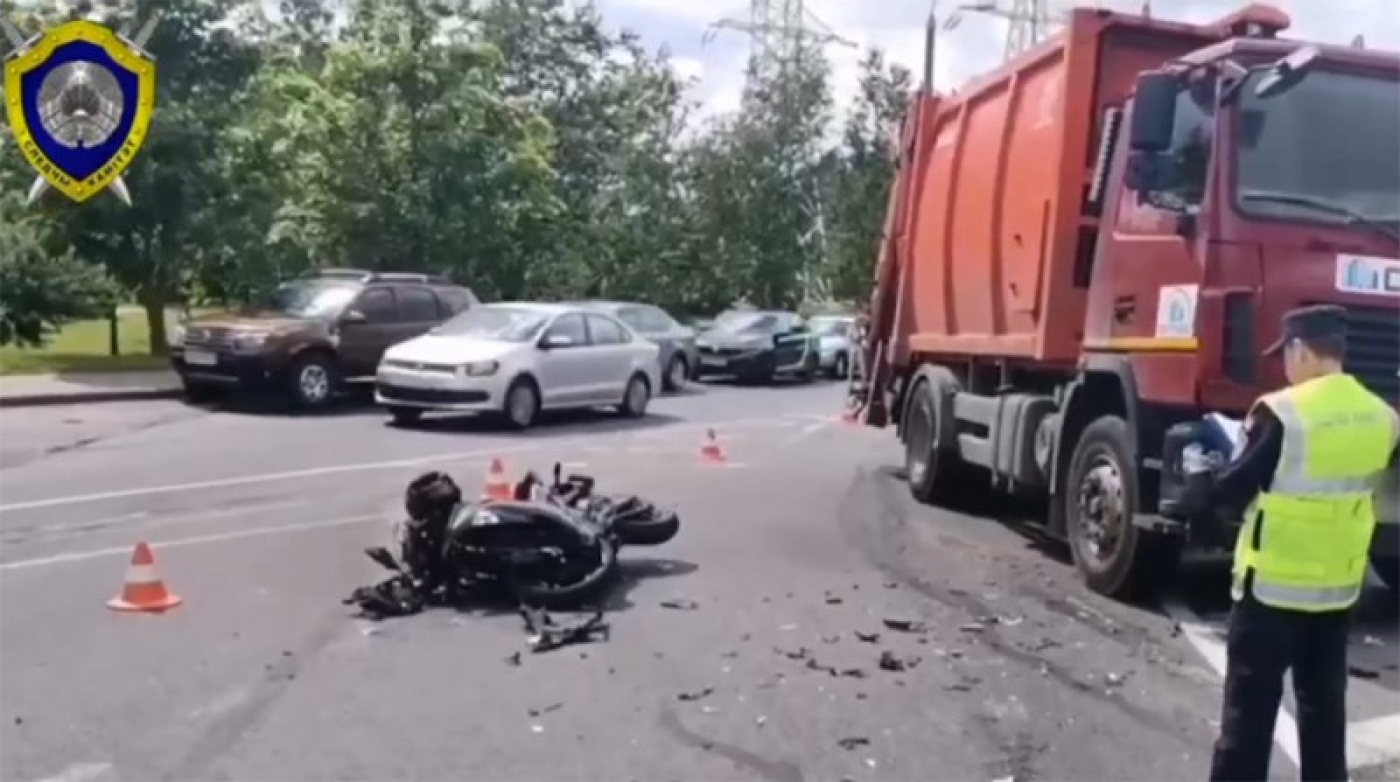 Девушка на мотоцикле врезалась в мусоровоз в Минске