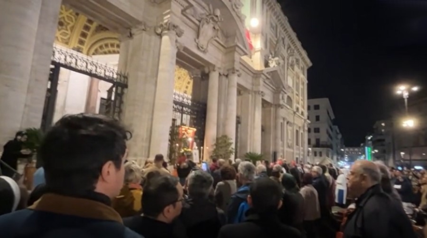 Поминальная молитва прошла перед церковью, где похоронят Папу Римского Франциска