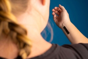 Российские ученые разработали технологию по отслеживанию уровня сахара в организме без проколов