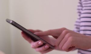 "Надеемся на скорое решение этой ситуации". Минсвязи об ограничениях интернета и СМС в роуминге