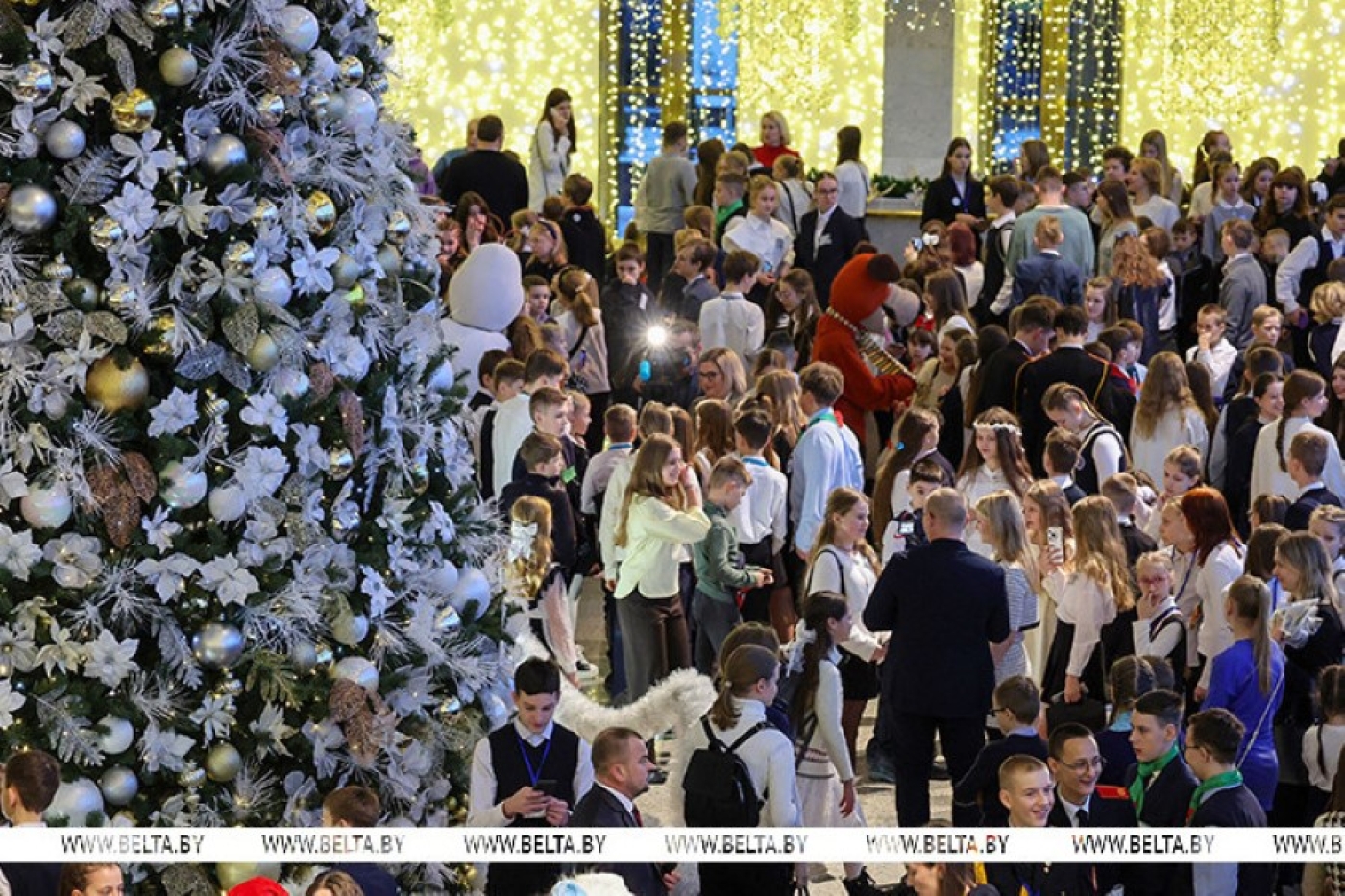 Лукашенко: страна всегда сильна традициями, одна из них в Беларуси - новогодние поздравления детей